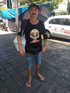 Marcos Pioleiro vendendo picolé nas ruas de Patos.