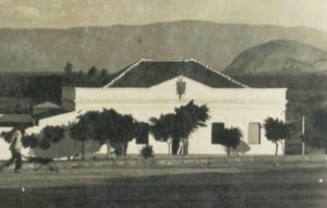 Casa da Câmara, na praça da Igreja Velha, edificação de 1915. Imagem marcante do Legislativo de Patos .