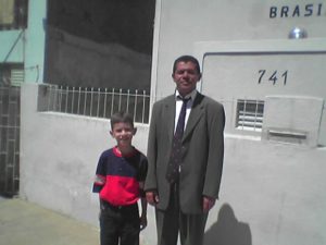 Professor Josênio com um dos seus filhos em frente à igreja que frequentava 