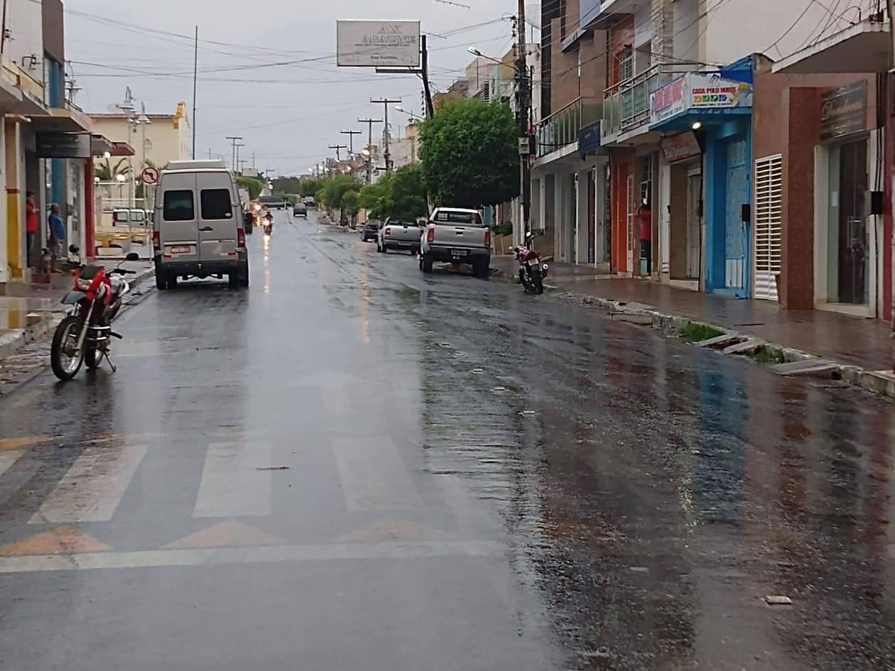 Chove mais de 10 milímetros em Patos e amanhece chovendo em Coremas