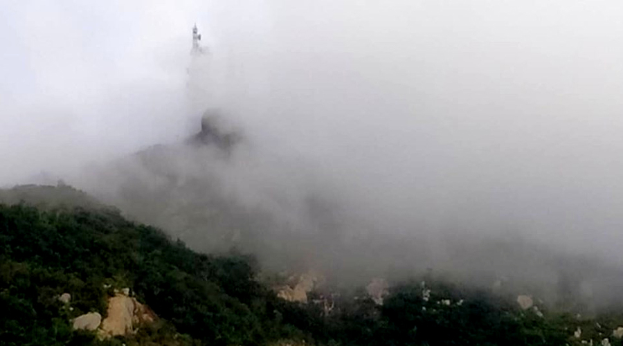 Frio no Sertão e o Pico do Jabre tomado pela neblina nesta manhã