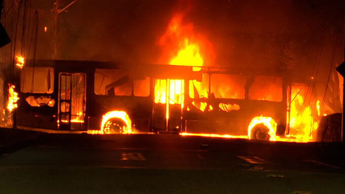Ônibus ficou completamente destruído após ser incendiado com passageiros e motorista dentro, em João Pessoa — Foto: reprodução/TV Cabo Branco