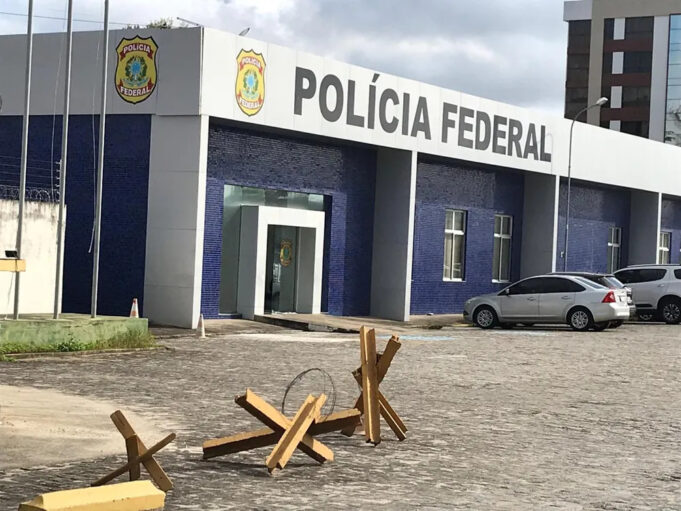 Polícia Federal, em Campina Grande, na Paraíba — Foto: Artur Lira/TV Paraíba