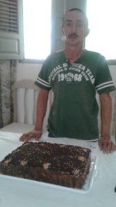 Familiares preparam bolo para comemoração do aniversariante Marcos Pioleiro. 