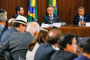 Conselheiro Arthur Cunha Lima participou de encontro em Brasília com todos os presidentes de Tribunais de Contas do país, que foram recebidos pelo presidente interino Michel Temer, no Palácio do Planalto.