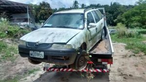 Carro em que a jiboia foi encontrada.