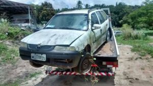 Carro em que a jiboia foi encontrada.  