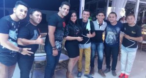 Hanny Mendonça com integrantes do Forró do Precateado.