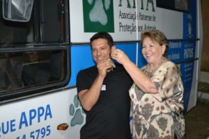 Francisca Motta entrega chave do castramóvel a Patrian, presidente da Associação Patoense de Proteção aos Animais
