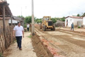 prefeito fiscaliza obras na rua da lama 2