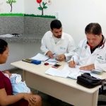Dr. Umberto Marinho Júnior pediatra e diretor geral da Materrnidade de Patos durante atendimento no ambulatório de egresso