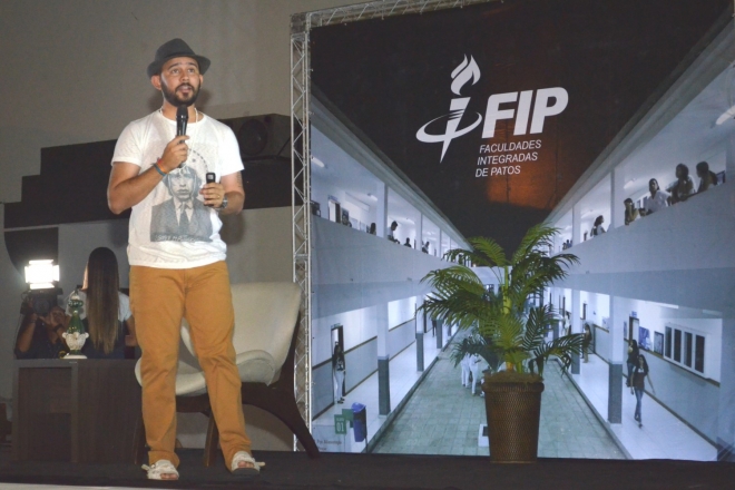 Bráulio Bessa voltará a Patos para novo show em outubro