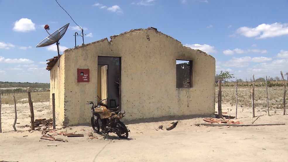 Irmãos são presos após jogar gasolina e atear fogo na casa de agricultor na PB
