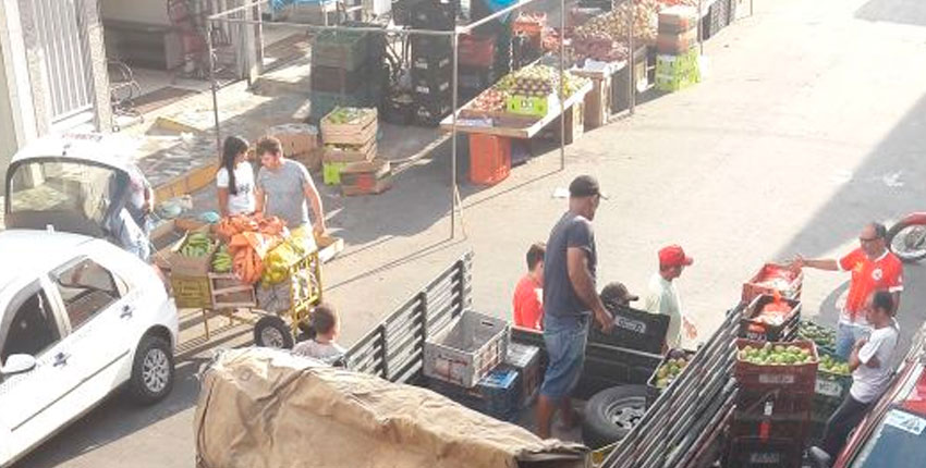 Moradores da Rua José Genuíno reclamam a interdição do trecho da feira já na sexta à tarde