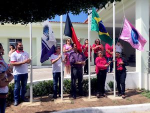 A solenidade de hasteamento de banmdeiras marcou a abertura da campanha na maternidade