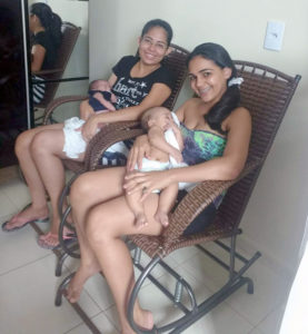 As irmãs Estefânia e Alane com seus bebês nascidos na Maternidade de Patos de parto normal