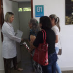 A oncologista Nayarah Castro recebeu a Sra. Terezinha na porta do consultório