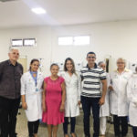 A paciente com a equipe multiprofissional do Hospital e o gerente da sexta regional de saúde Leudo Farias
