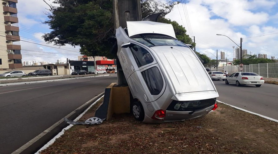 carro-no-poste