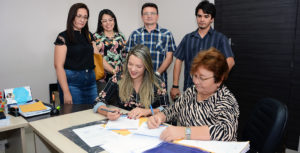Diretora do Complexo Liliane Sena assina junto com a representate da UNiFIP termo de doação e recebimento das poltronas