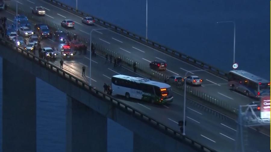 homem-armado-ameaca-passageiros-em-onibus-na-ponte-rio-niteroi-1566293406179_v2_900x506