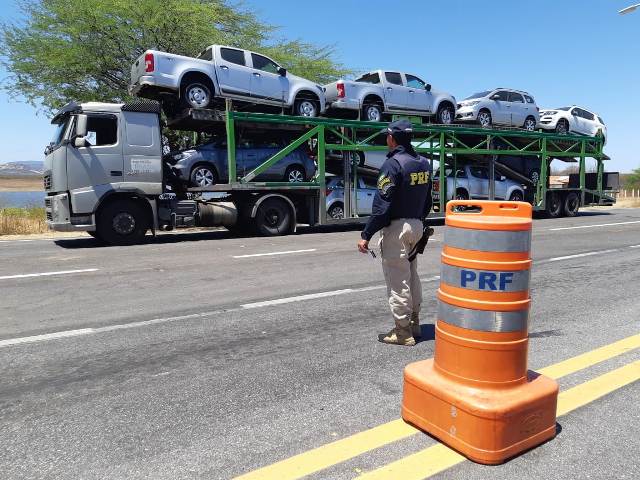 PRF prende motorista de caminhão-cegonha por embriaguez em São Mamede