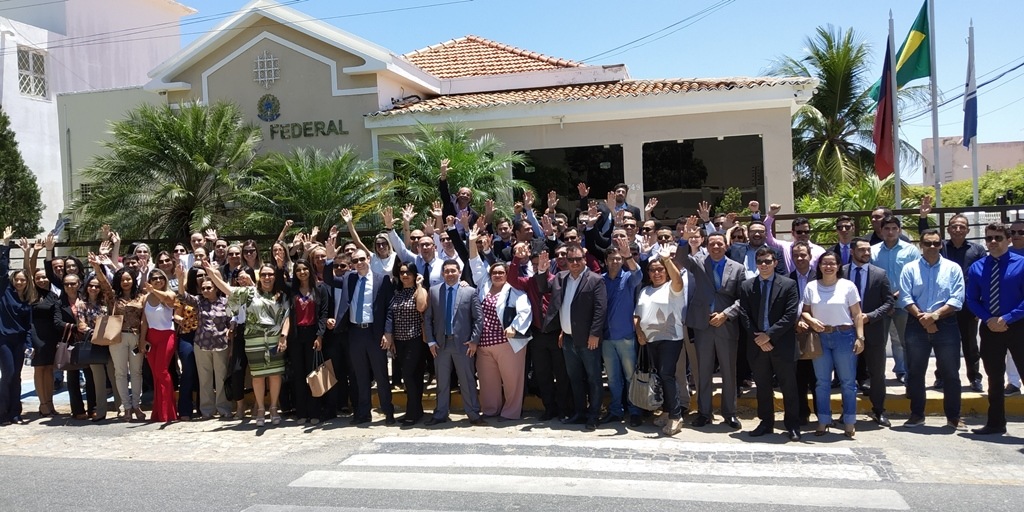 Dezenas de advogados participam de ato para pedir permanência da Vara da Justiça Federal em Patos