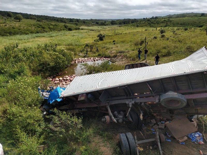Caminhão da empresa Vitamassa vira próximo à cidade de Esperança
