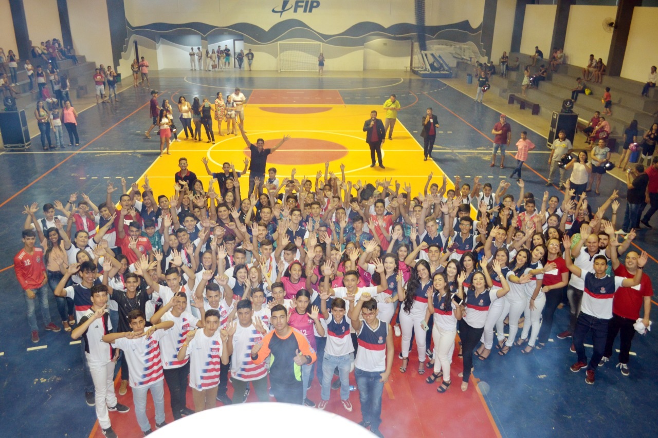 Abertura dos jogos internos do Vera Cruz, em Patos, emociona o público presente