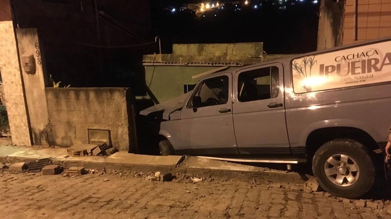 Mãe e filho morrem ao serem atropelados na calçada de casa em Areia – Mais informações