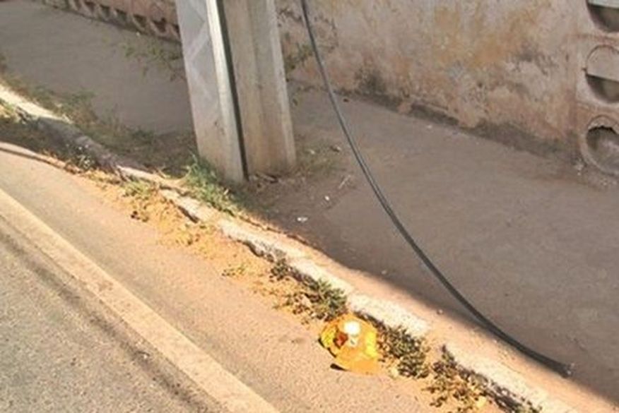 Ladrão tenta roubar fios de rede telefônica, cai do poste e fratura o tornozelo, em Sousa