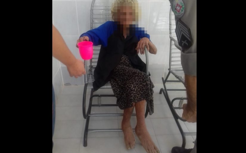 Descalça, com fome e jogada nas calçadas, idosa de 94 anos é resgatada na região de Cajazeiras