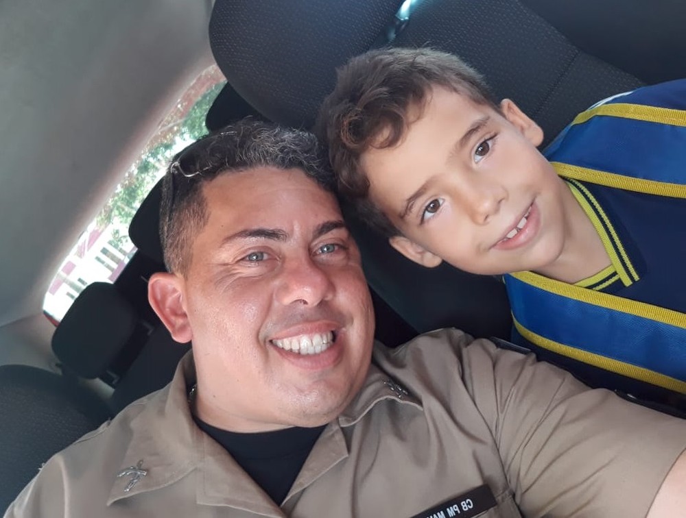 Cabo de Cajazeiras salvou seu filho que se engasgou com pirulito ao ouvir instruções dos bombeiros por telefone