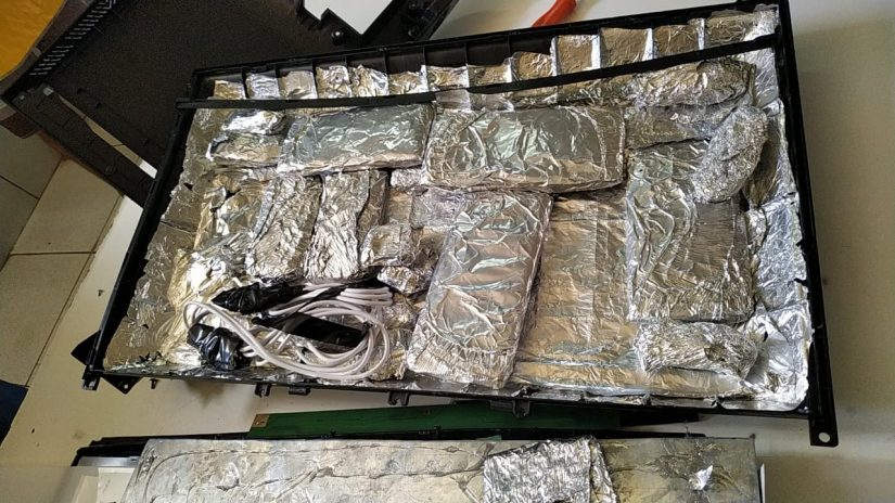 Homem e mulher são flagrados tentando entrar no Presídio de Cajazeiras com TV´s recheadas de celulares