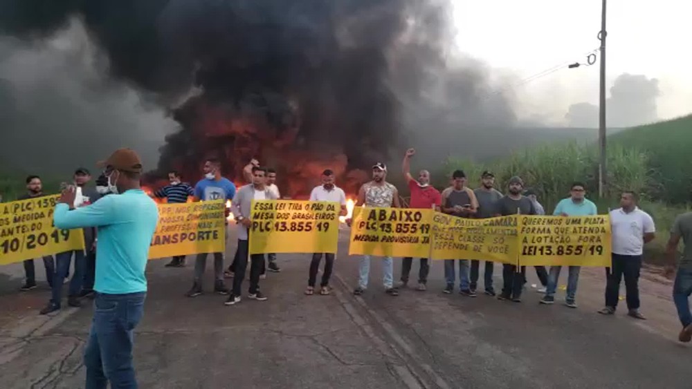 Motoristas de transporte alternativo protestam em Pernambuco