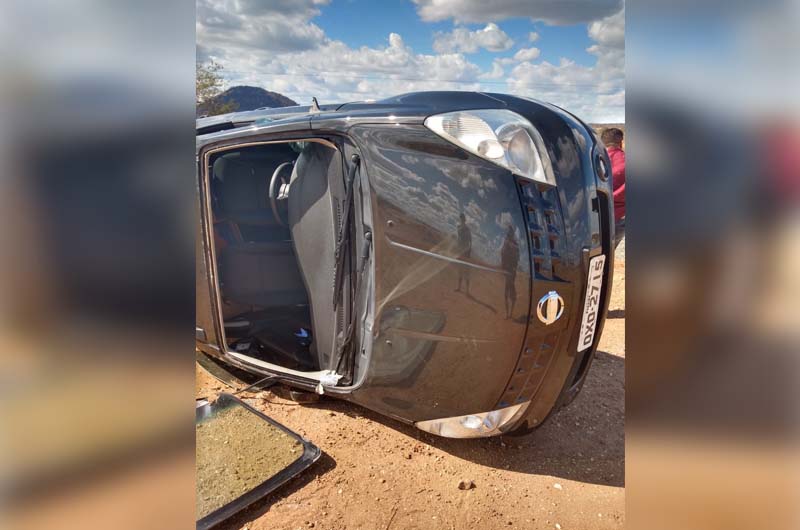 Carro da Prefeitura de Emas se envolve em acidente em Patos