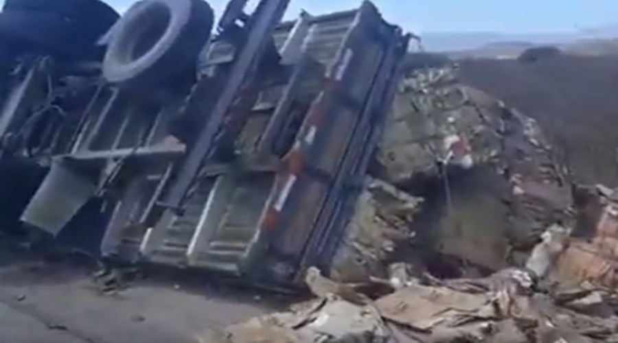 Caminhão carregado com papelão tomba entre Cacimba de Areia e Quixaba