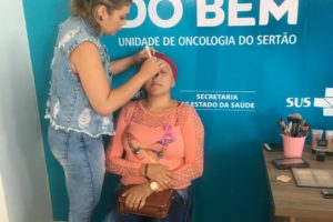 As pacientes ganharam maquiagem de um grupo de voluntárias