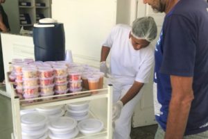 As refeções dos pacientes e acompanhantes é distribuida nos alojamentos