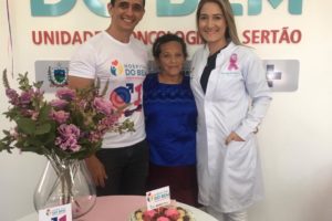 Thiago Viana coordeador administrativo do Hospital do Bem com Dona Marli Alves a primeira paciente do Hospital do Bem e uma enfermeira da unidade