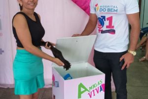 Thiago Viana coordenador do Hospitak do Bem com uma das doadoras de cabelo