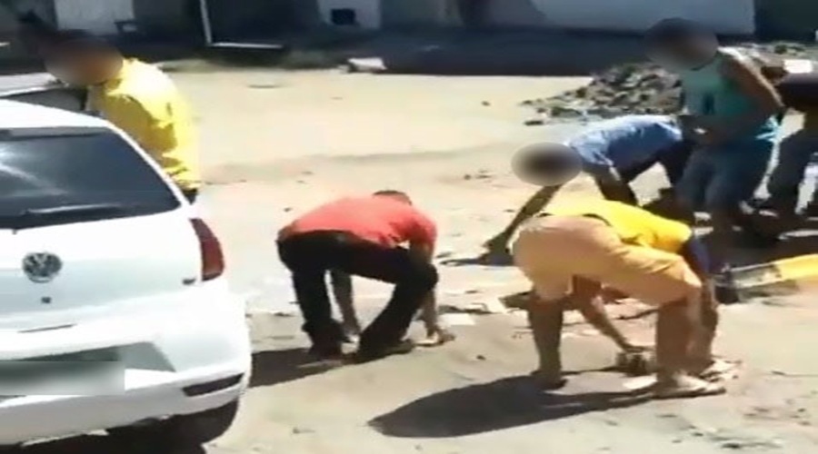 Dinheiro de assalto é jogado na rua e população disputa cédulas em Cabedelo