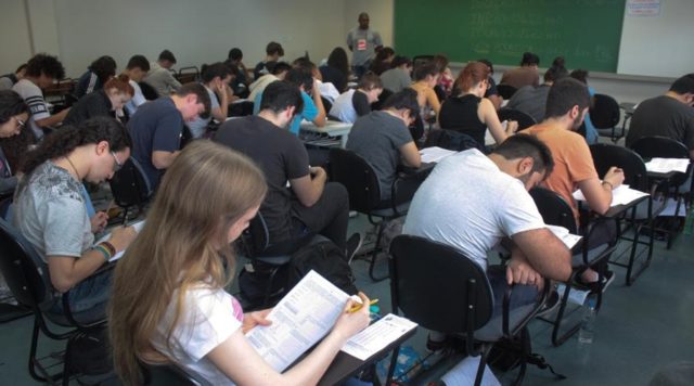 Estudantes fazendo prova