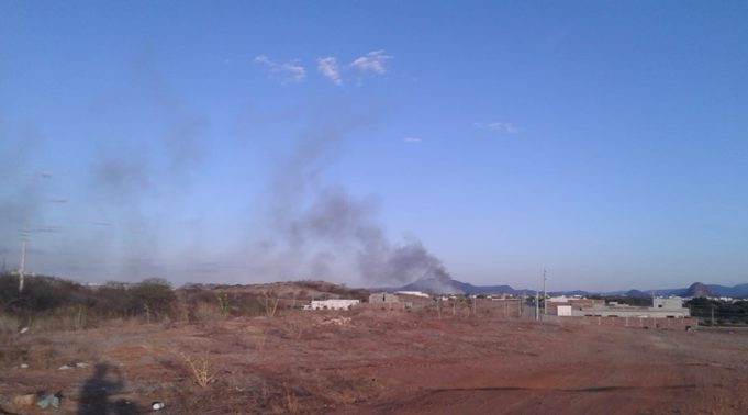Incêndio no lixão de Patos visto do Loteamento Luar do Campestre