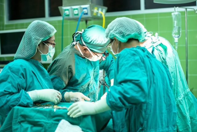 cirurgia_medicos_hospital_foto_pixabay