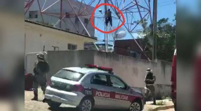 homem-sobe-em-torre-em-catole-do-rocha-policia-e-acionada