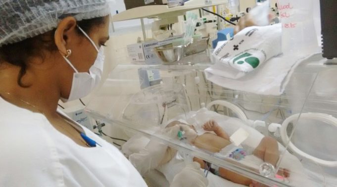 Bebê-da-UCIN-da-maternidade-de-Patos-sendo-alimentado-com-leite-do-banco