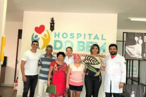 Médicos e a diretora do Complexo Liliane Sena com as pacientes