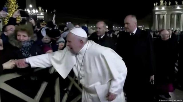 Papa Francisco puxado por mulher