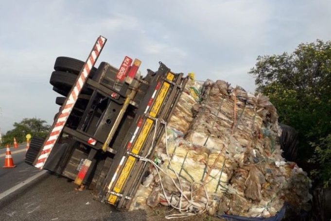 caminhao_com_plastico